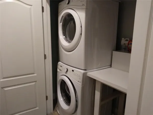 a view of empty room with window