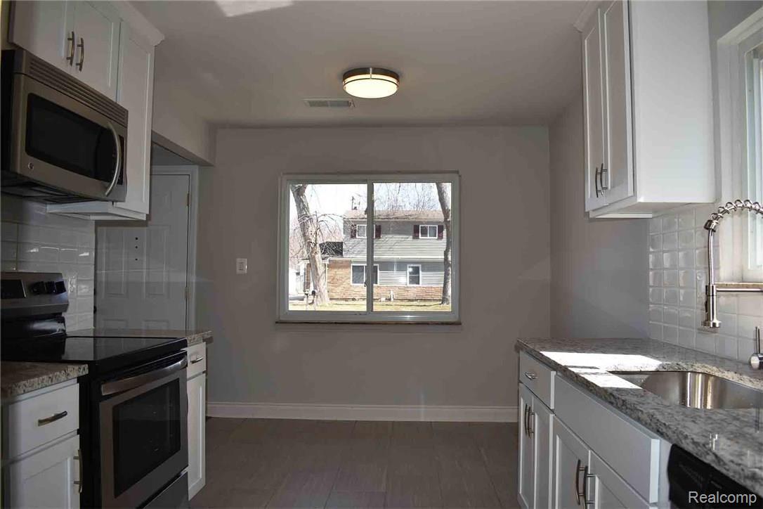 20127 Rensellor Street Livonia, MI 48152 - Photo 5 of 17 Kitchen-Dining-Room-2.jpg