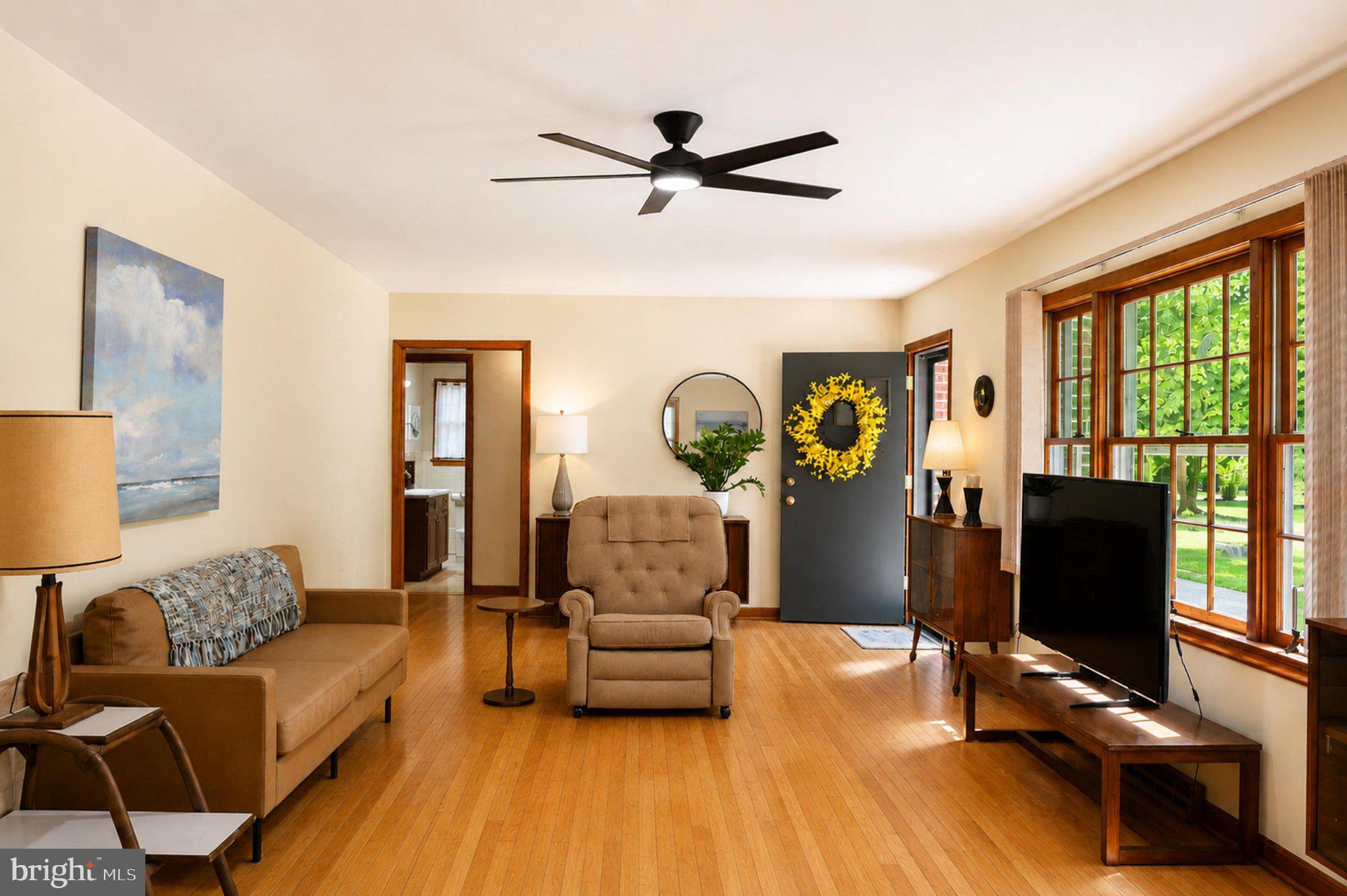 610 Beach Road White Stone, VA 22578 - Photo 4 of 23 Bright and inviting living space.