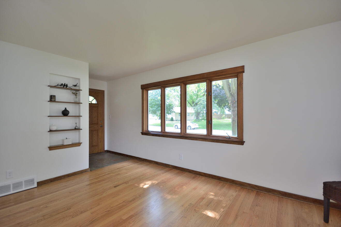 3122 West Rochelle Avenue Glendale, WI 53209 - Photo 4 of 25 Living Room