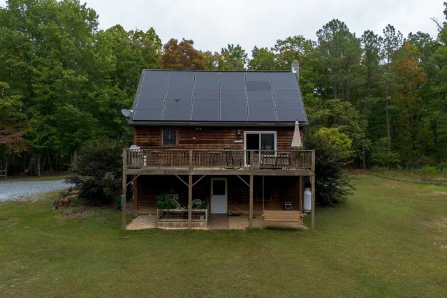 a view of a back yard