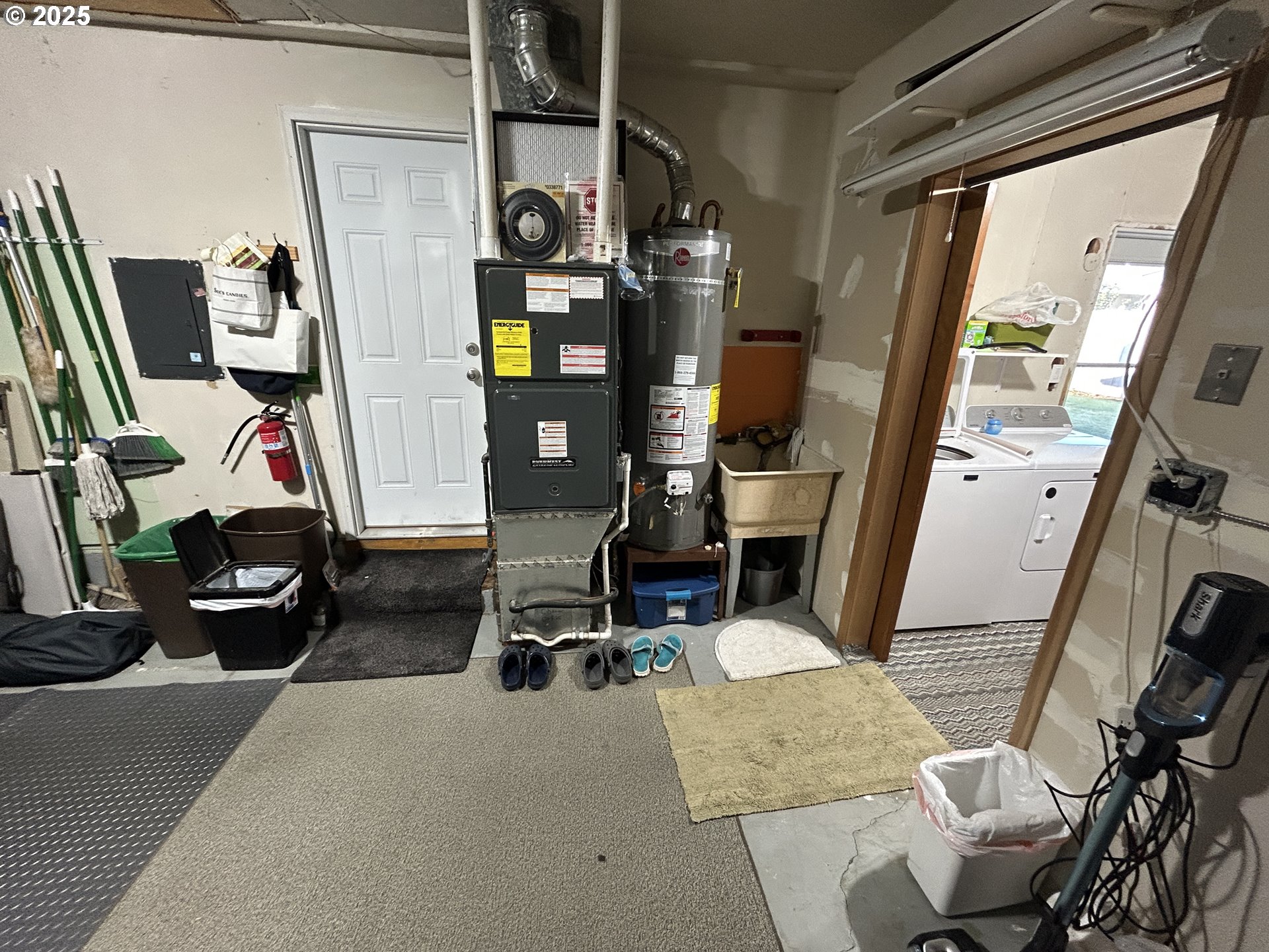 1753 Jansen Way Woodburn, OR 97071 - Photo 16 of 17 a room with furniture and a mirror