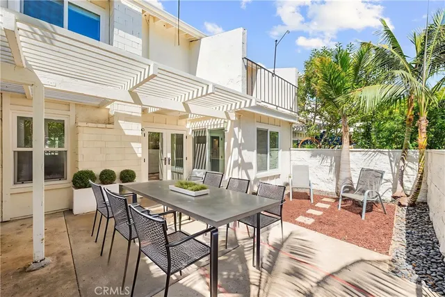 a view of a yard with an trees