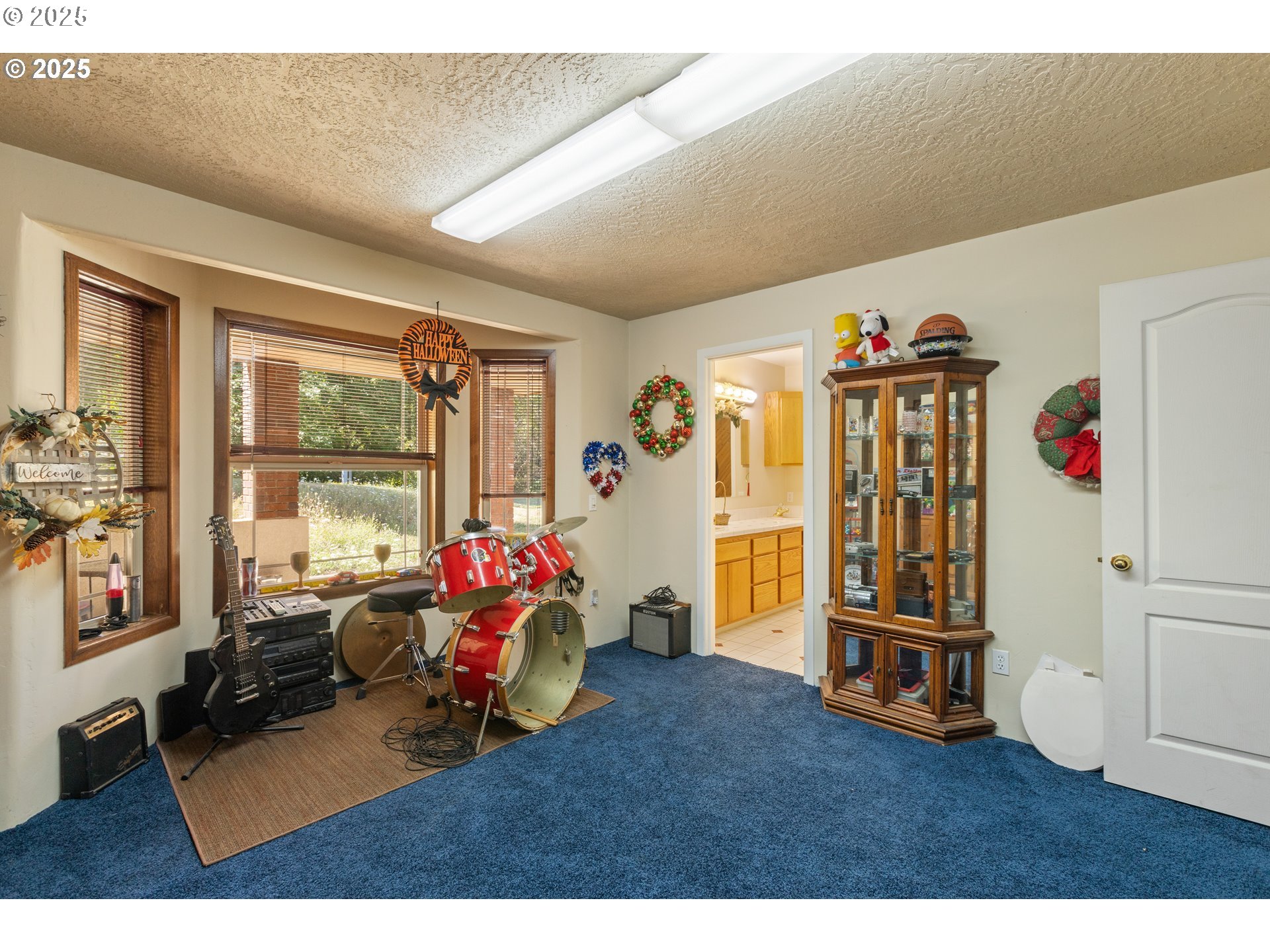 913 Starveout Creek Road Azalea, OR 97410 - Photo 19 of 27 a living room with furniture toys and a large window