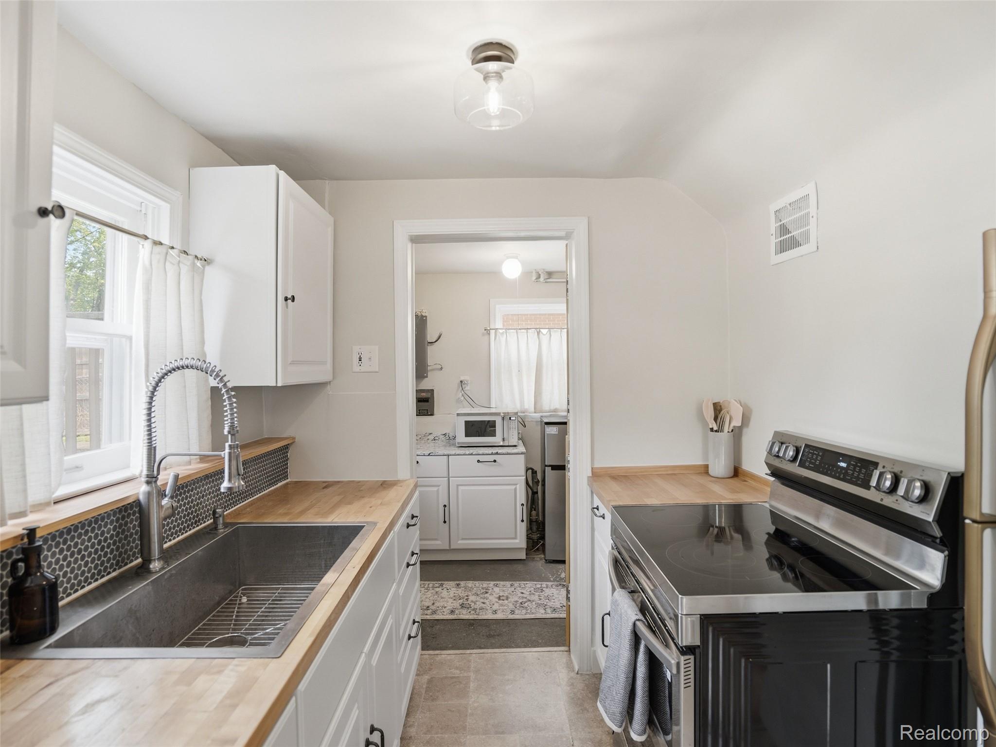 320 South Avery Road Waterford, MI 48328 - Photo 9 of 25 Kitchen
