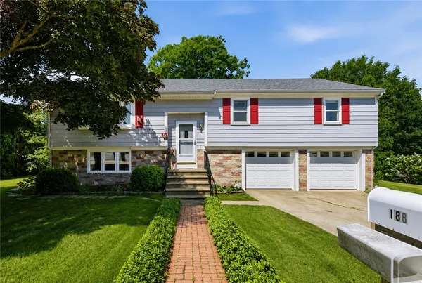 $725,000 | 18 Continental Drive, Middletown, RI 02842