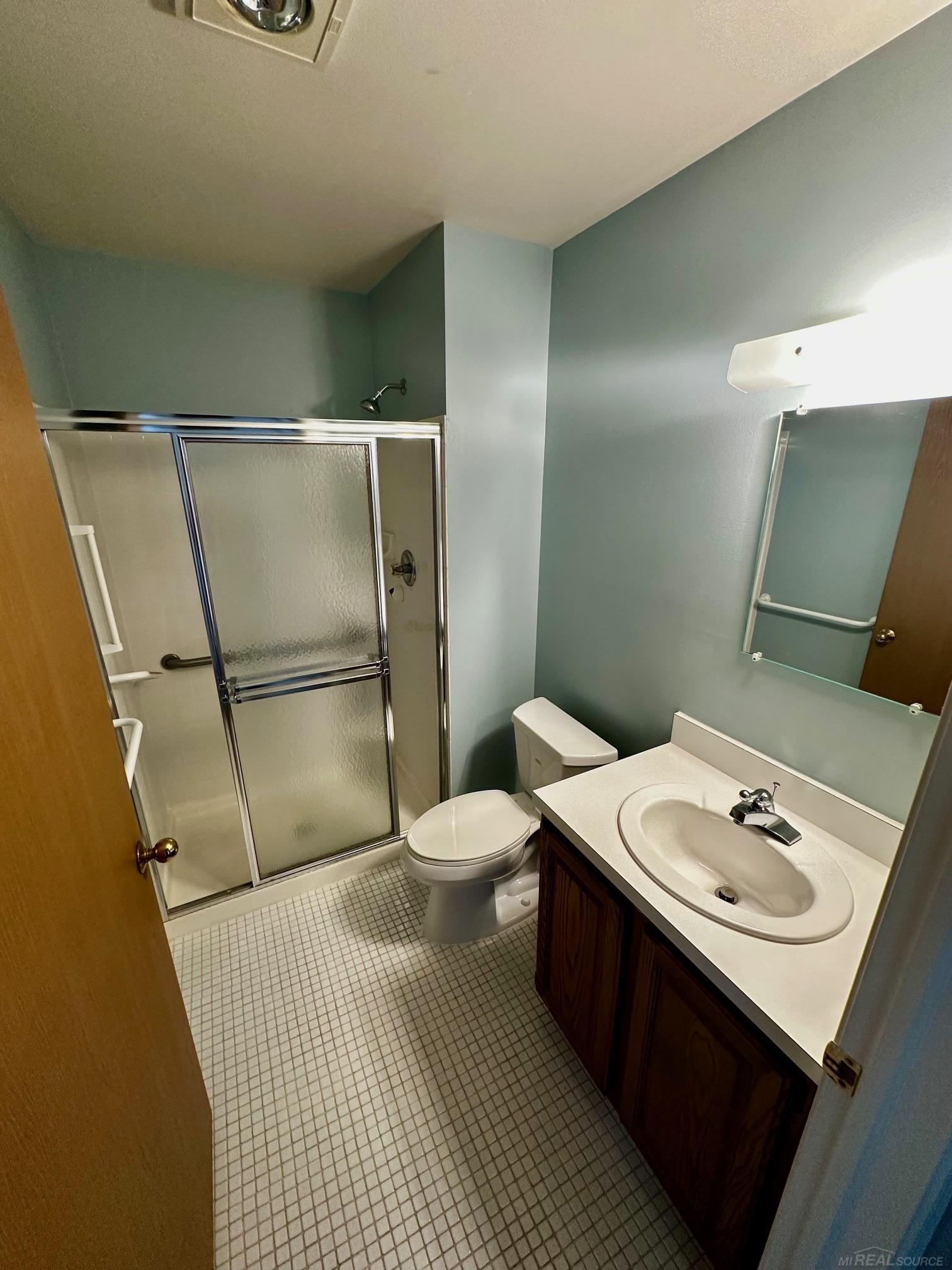 932 Wexford Way Rochester, MI 48307 - Photo 12 of 18 50182894-79f40de9-ded5-417f-b49d-d391be97f1c5.JPG
