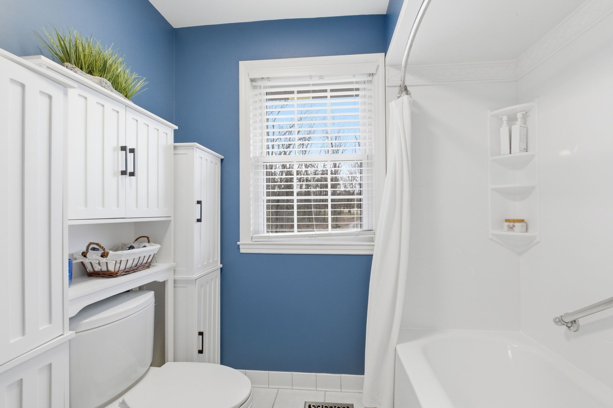 4708 Hessey Road Mount Juliet, TN 37122 - Photo 17 of 44 a bathroom with a toilet a sink and a bath tub