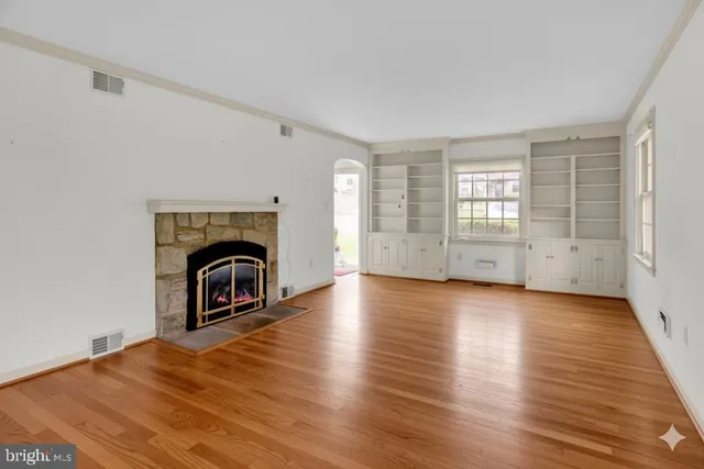 a view of a livingroom with washer and dryer