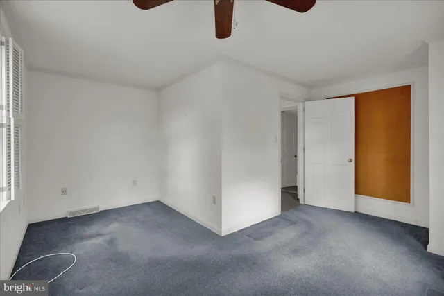 a view of a house with backyard and garden