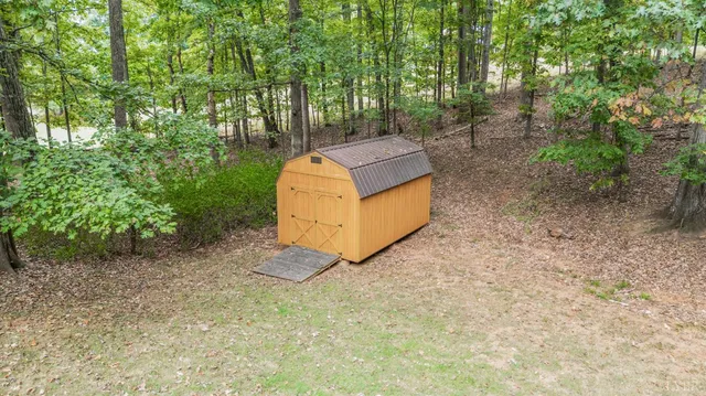 a view of a backyard