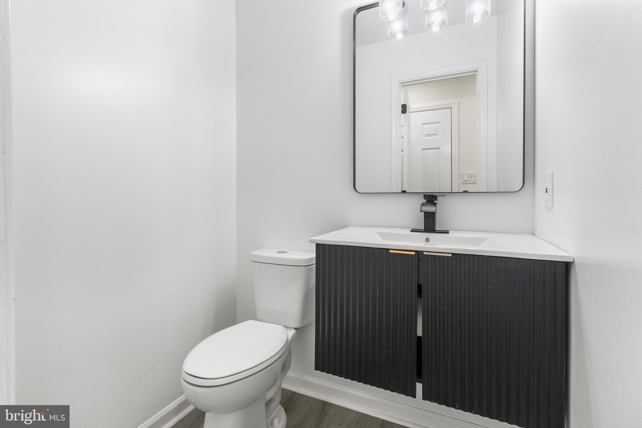 210 West Silver Fox Road Newark, DE 19702 - Photo 17 of 43 a bathroom with a toilet sink and mirror