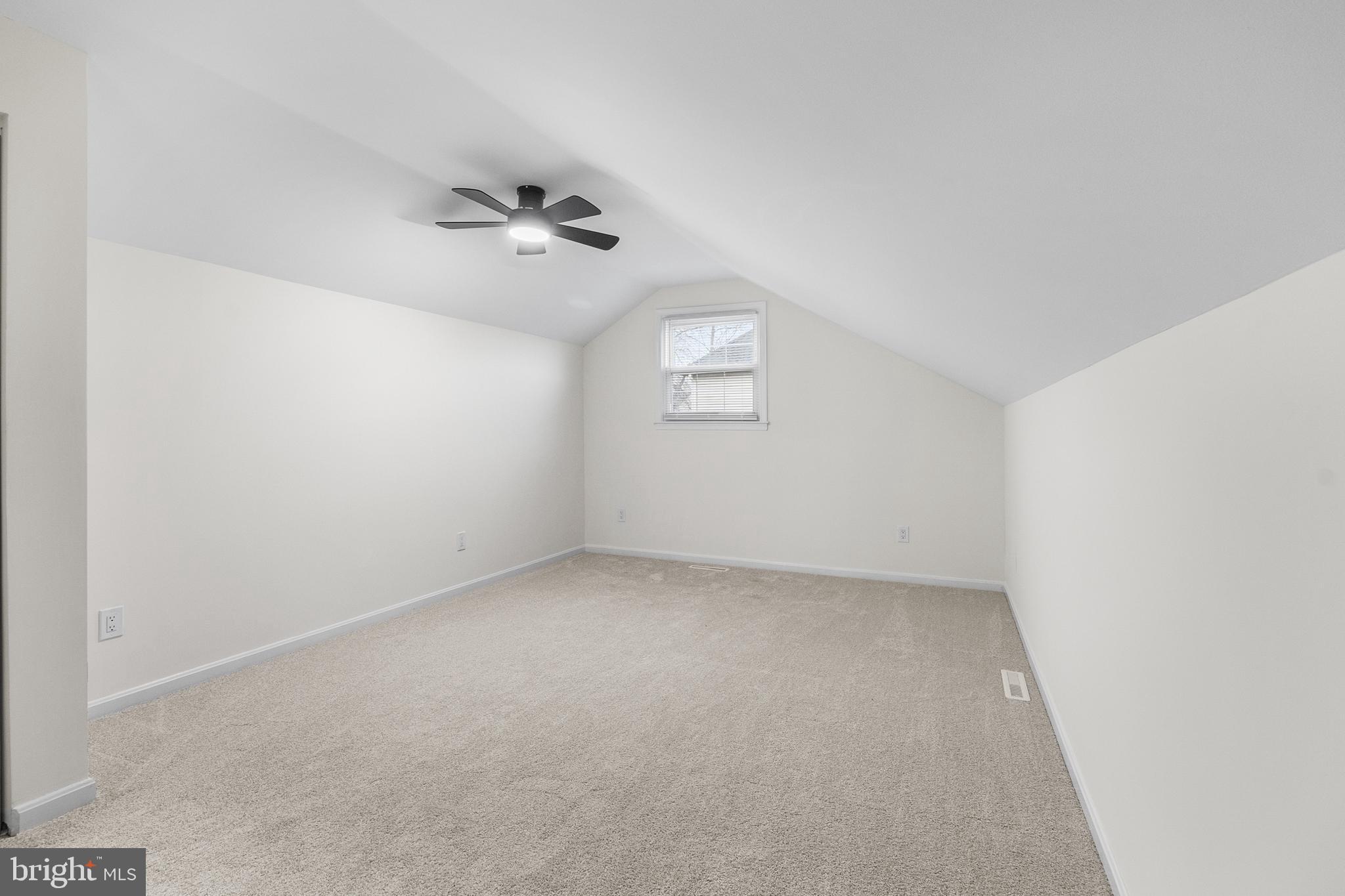 210 West Silver Fox Road Newark, DE 19702 - Photo 21 of 43 an empty room with a window and ceiling fan