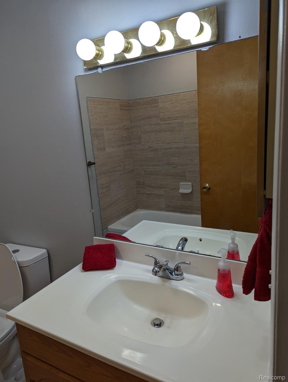 29201 Hayes Road, Unit 5 Warren, MI 48088 - Photo 11 of 20 Bathrrom