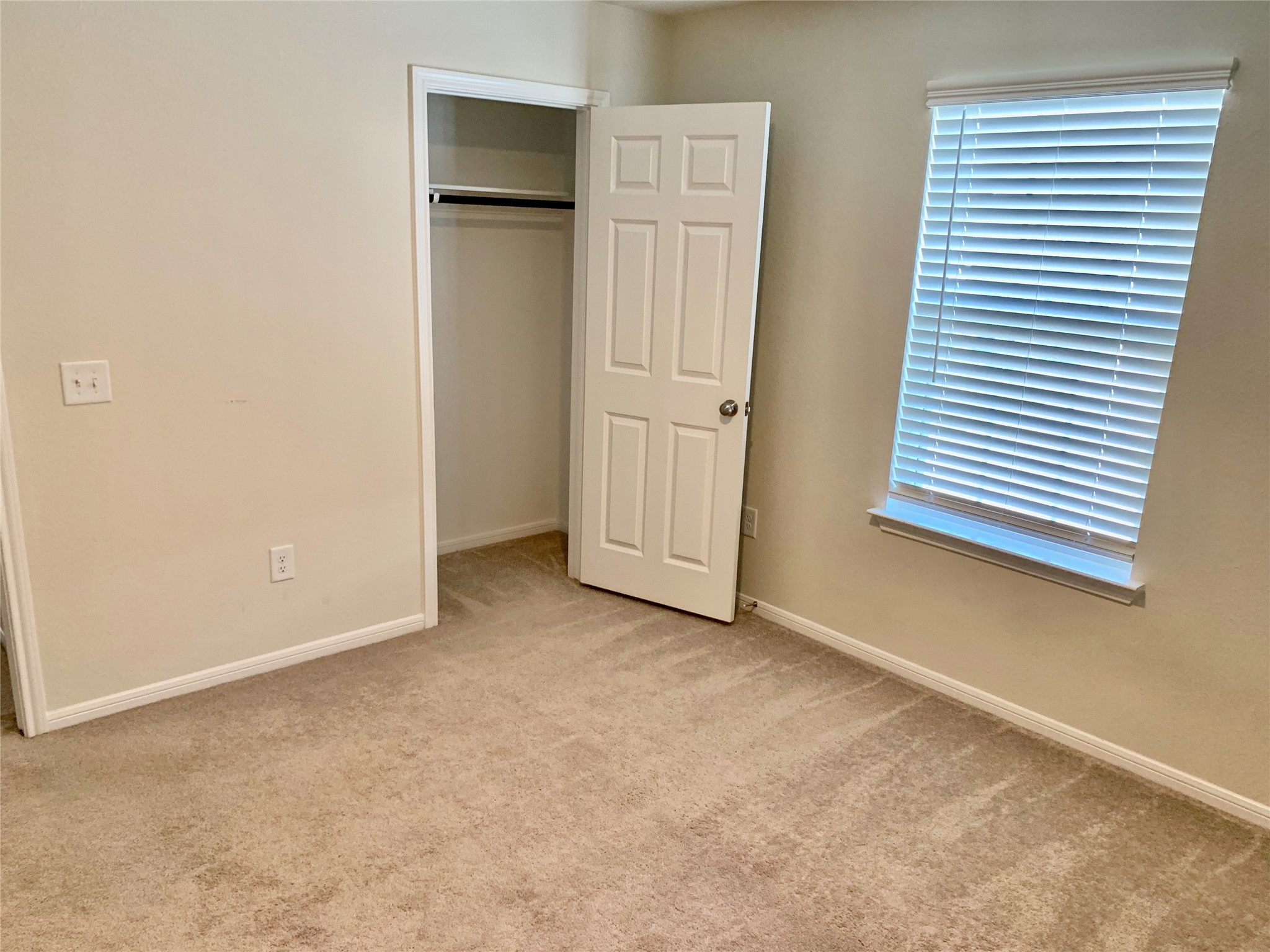 4622 Falling Sun Drive Houston, TX 77069 - Photo 18 of 28 an empty room with windows and closet