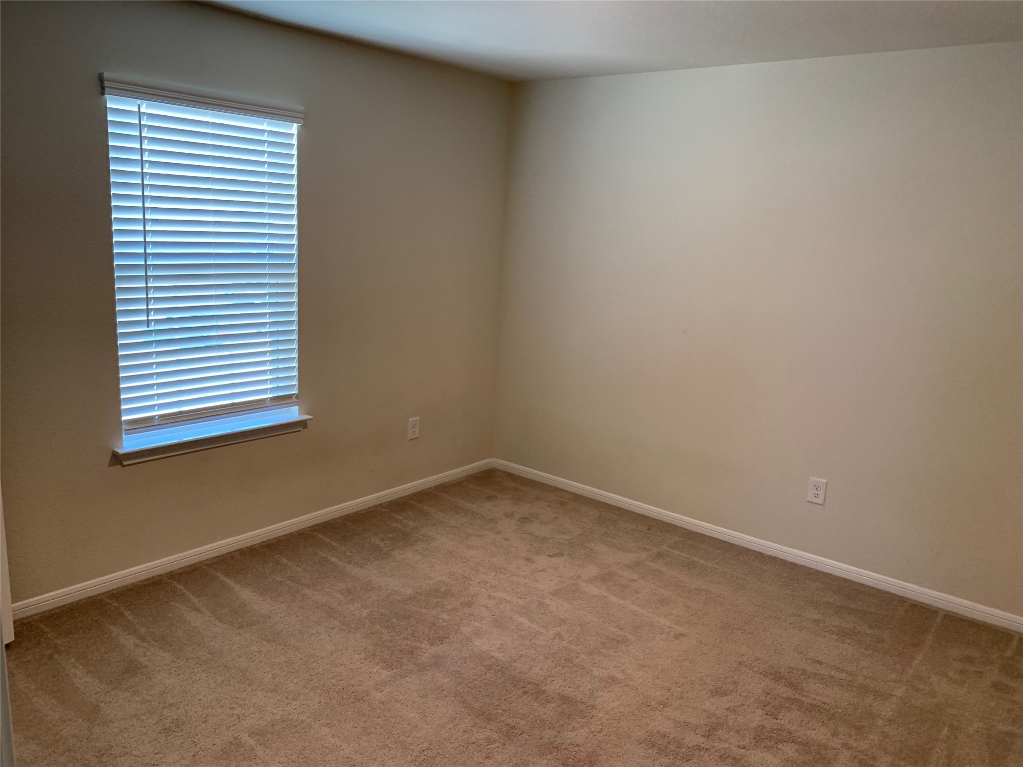 4622 Falling Sun Drive Houston, TX 77069 - Photo 21 of 28 an empty room with a window