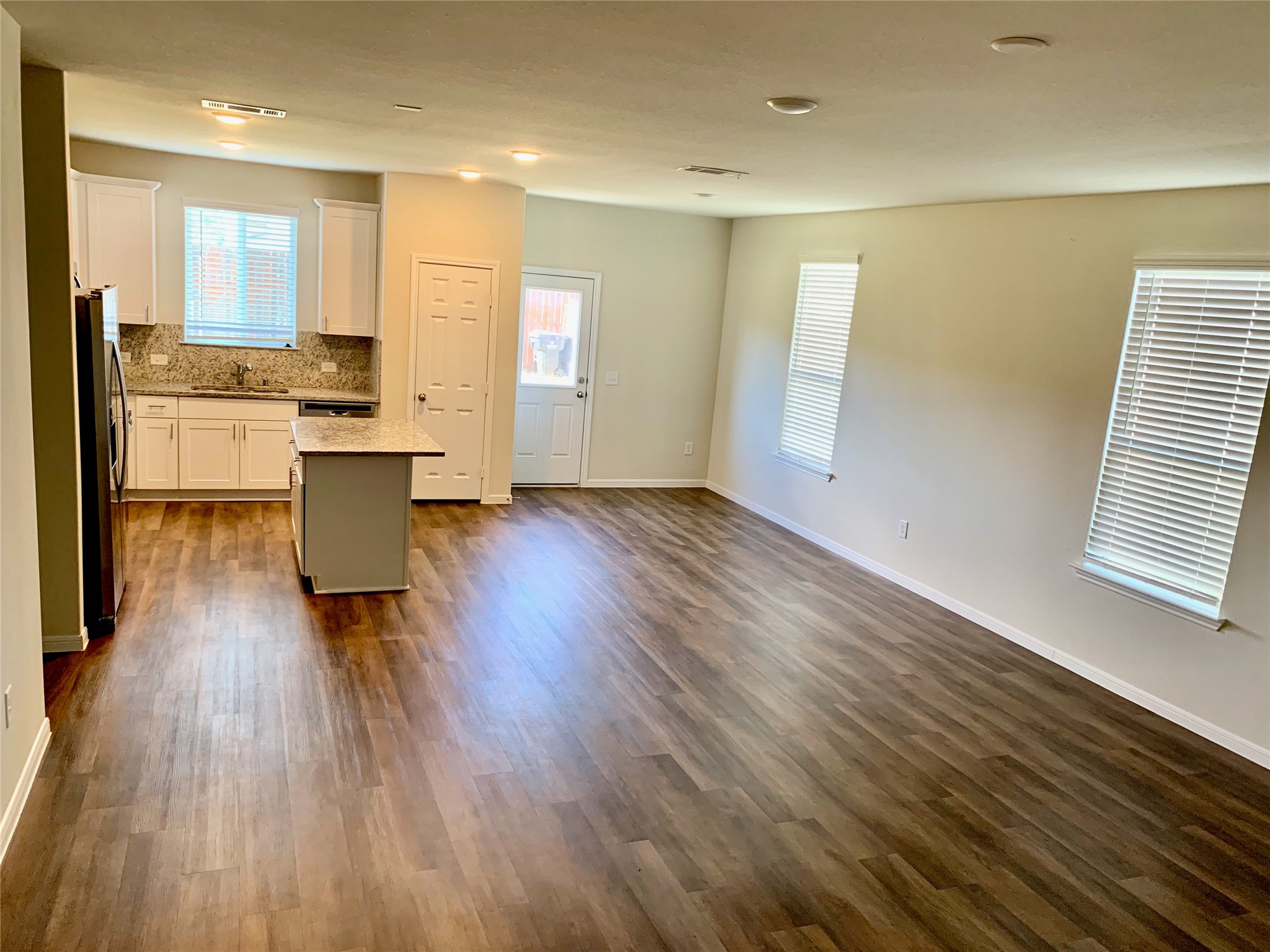 4622 Falling Sun Drive Houston, TX 77069 - Photo 4 of 28 a view of kitchen with wooden floor and electronic appliances