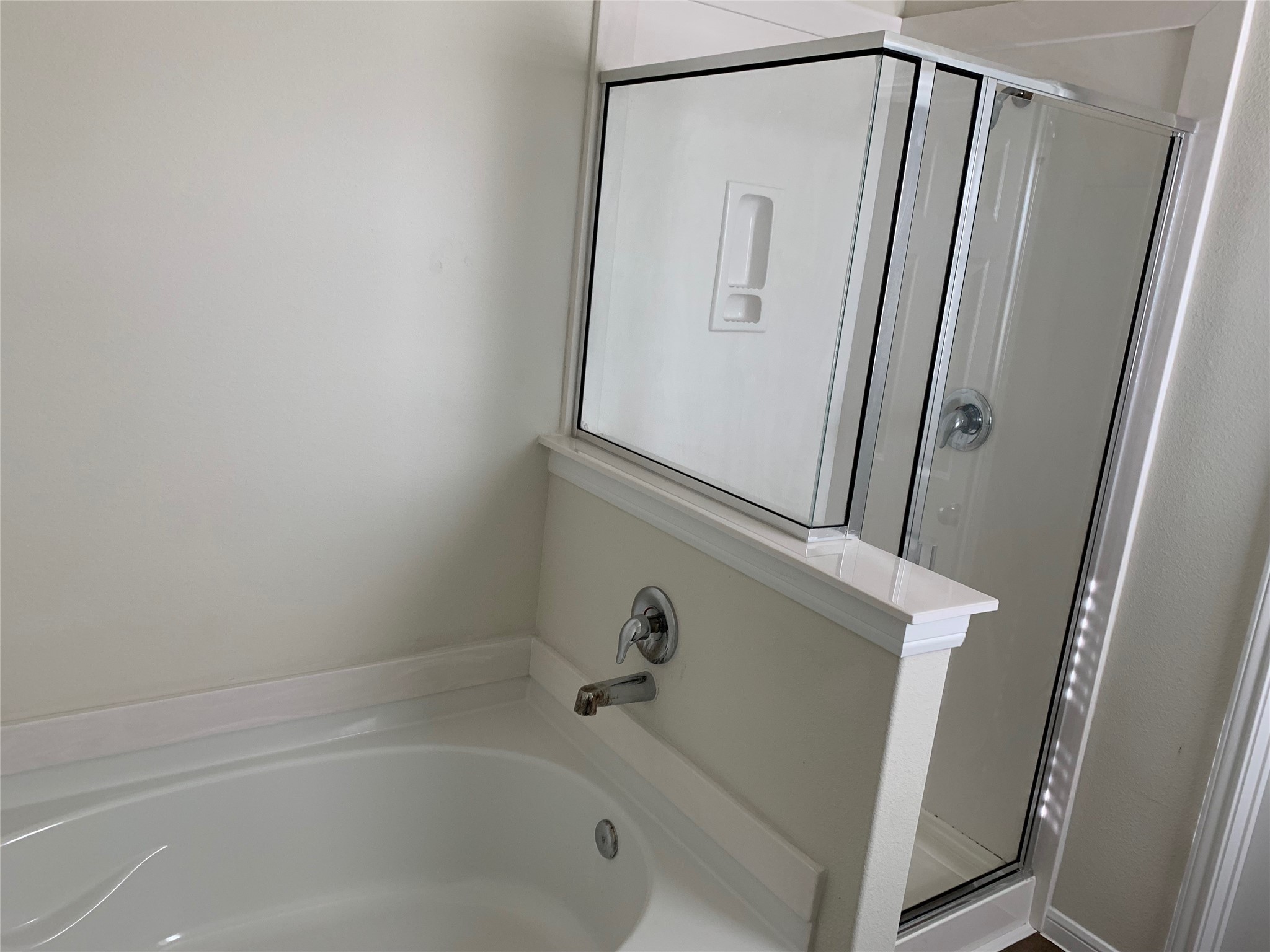 4622 Falling Sun Drive Houston, TX 77069 - Photo 10 of 28 a bathroom with a bathtub