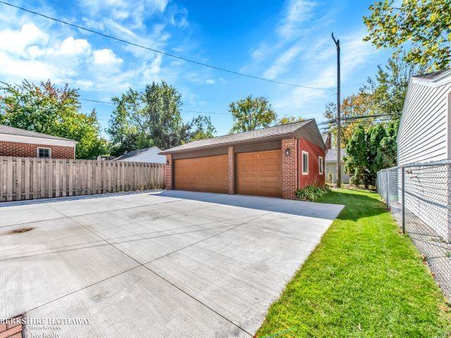 1725 Newcastle Road Grosse Pointe Woods, MI 48236 - Photo 33 of 37