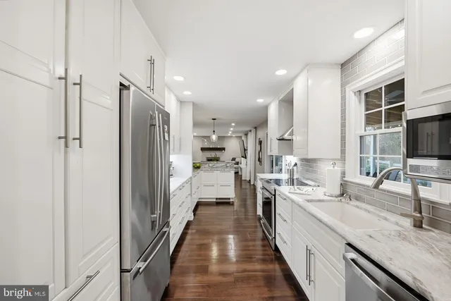 $990,000 | 5918 Oakland Park Drive, Burke, VA 22015