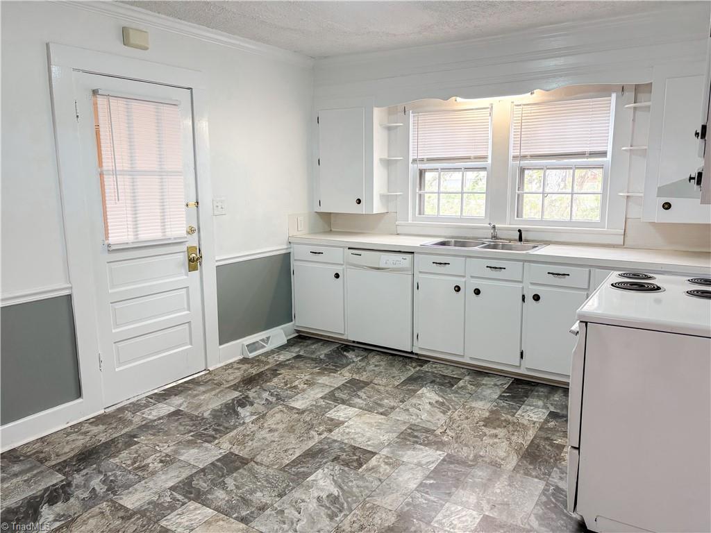 309 Holly Springs Road Mount Airy, NC 27030 - Photo 8 of 36 Gallery Image 8
