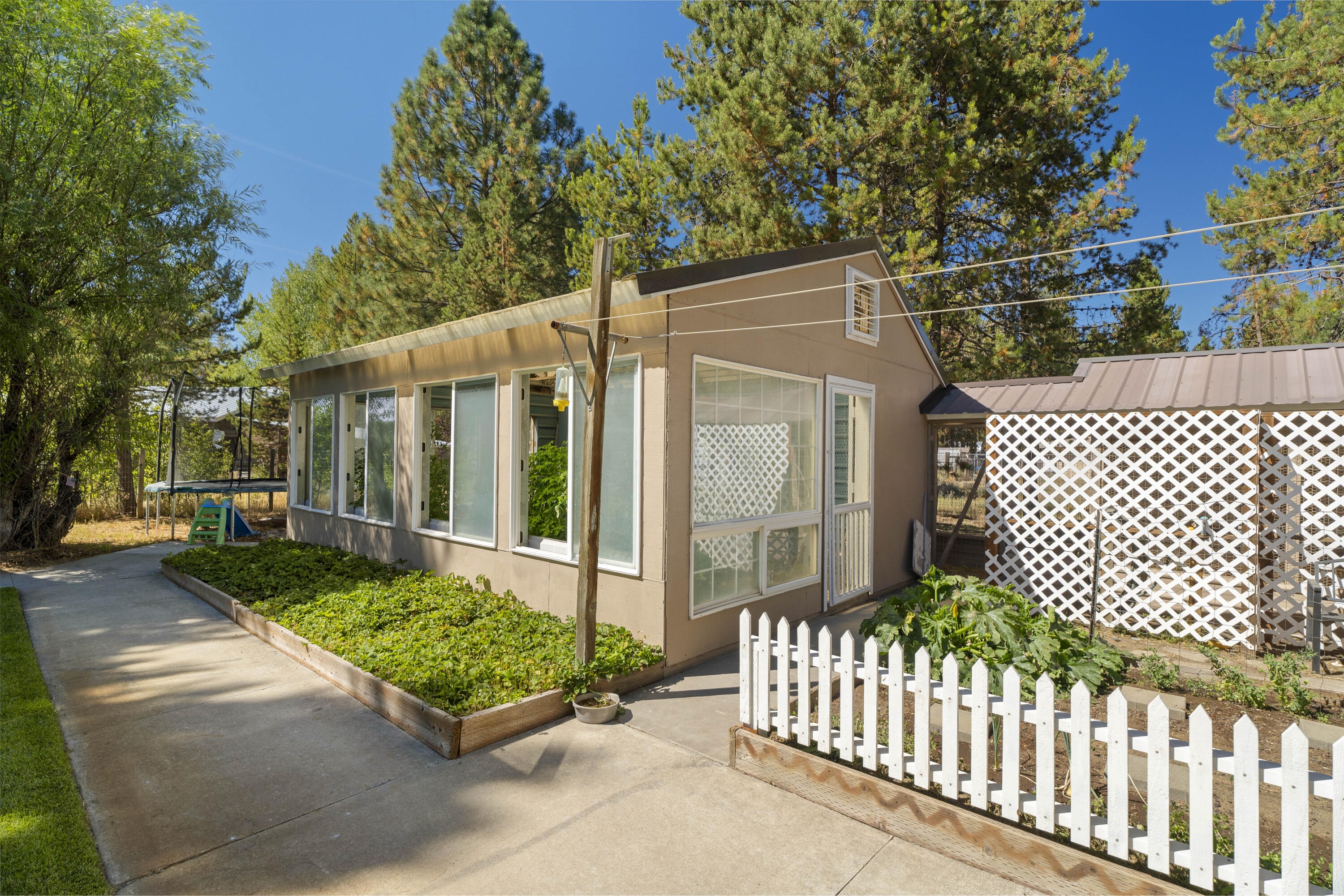 51445 Ash Road La Pine, OR 97739 - Photo 44 of 50 Greenhouse