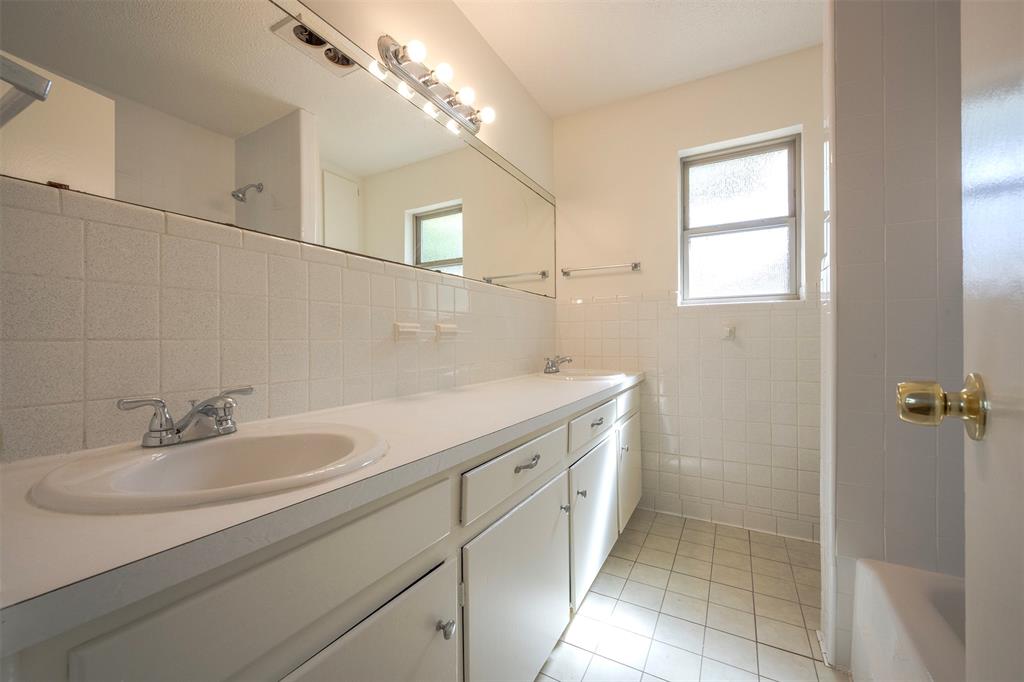 610 East Anderson Street Weatherford, TX 76086 - Photo 14 of 25 a bathroom with a sink and a mirror