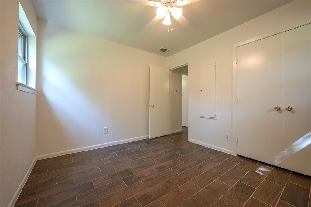 610 East Anderson Street Weatherford, TX 76086 - Photo 17 of 25 an empty room with windows and closet