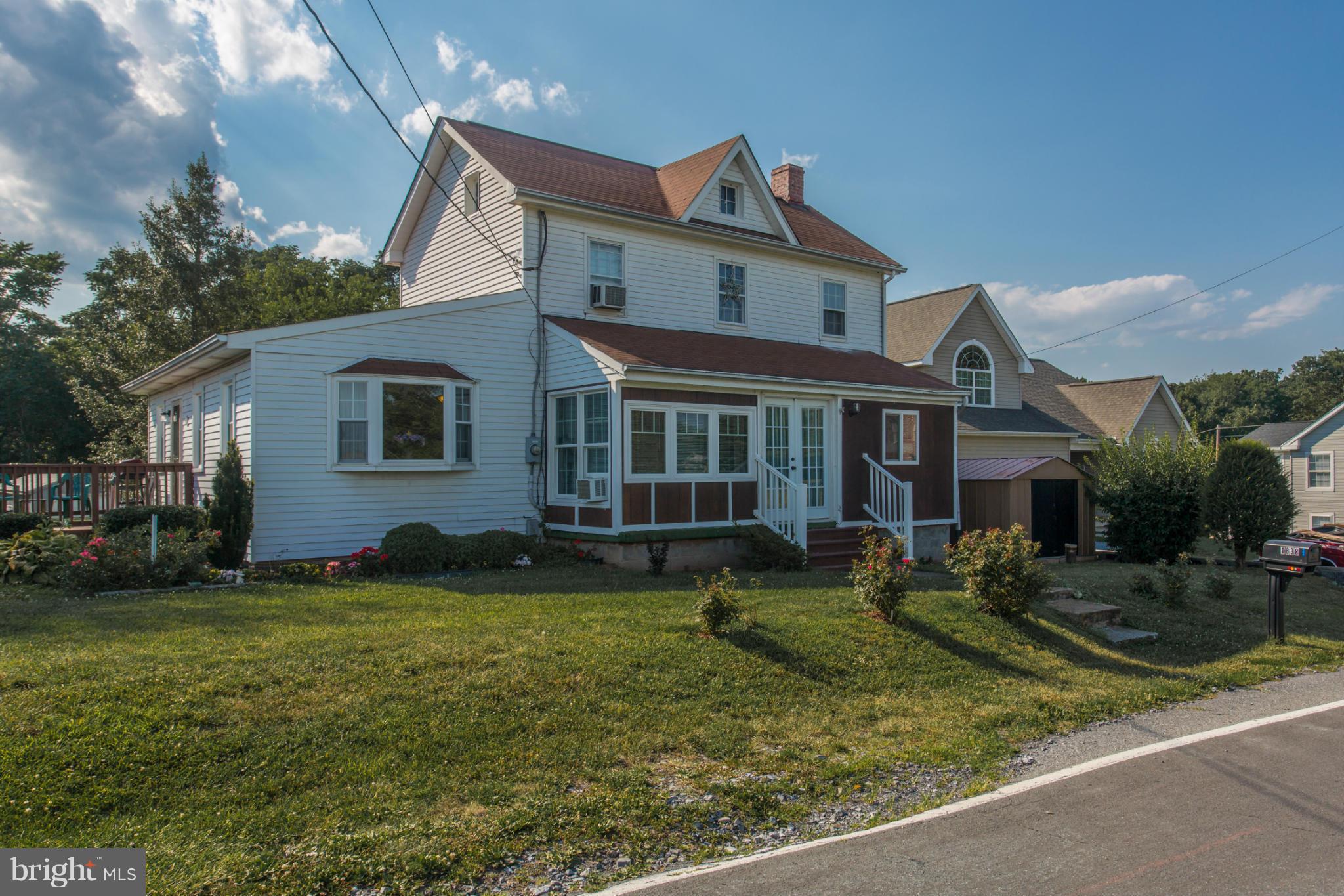 a view of a yard in front of a house