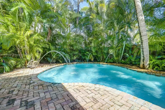 a view of a backyard