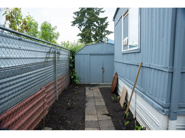 a view of a backyard