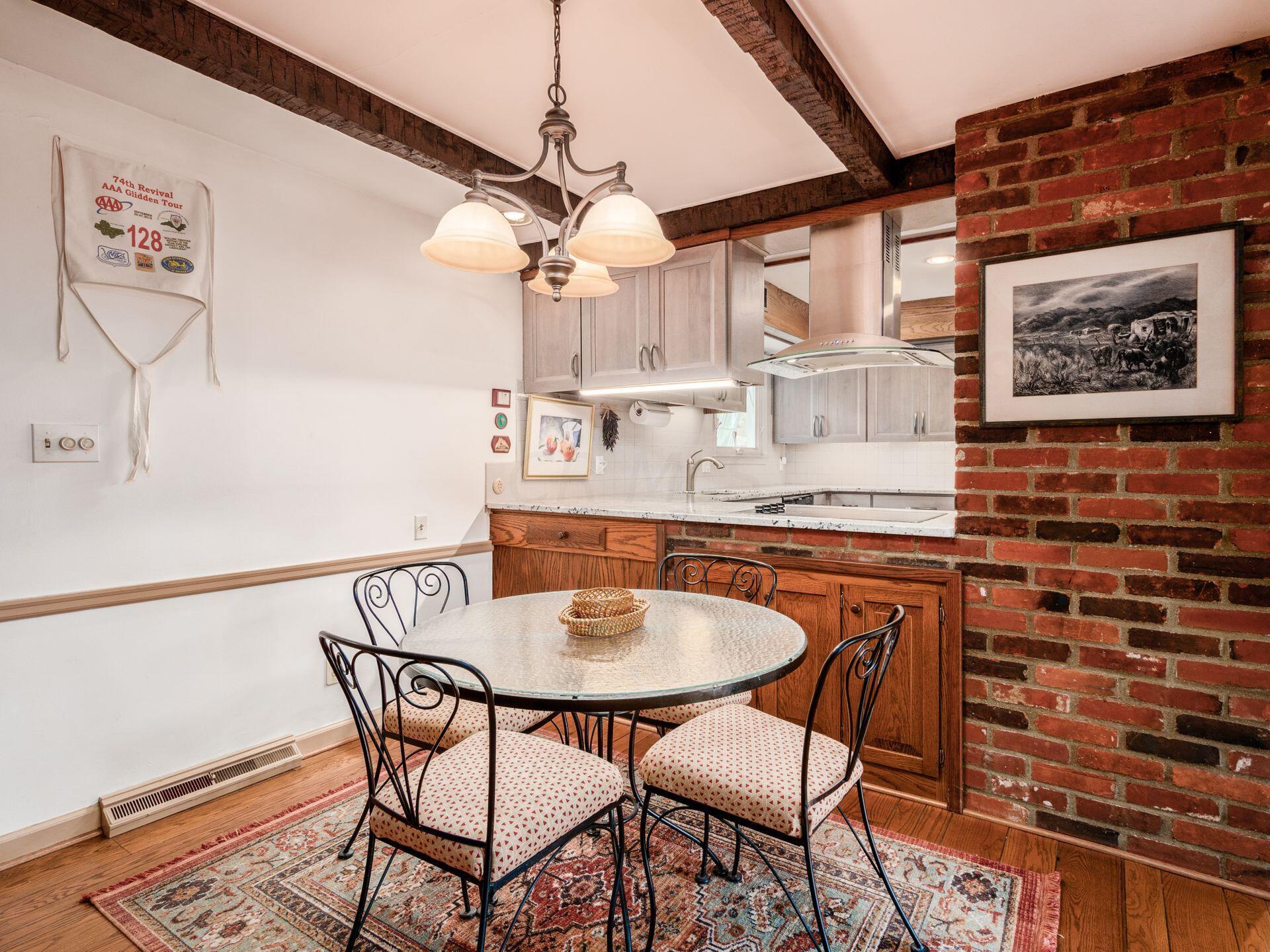 628 Old Farm Road Columbus, OH 43213 - Photo 25 of 71 Breakfast Area