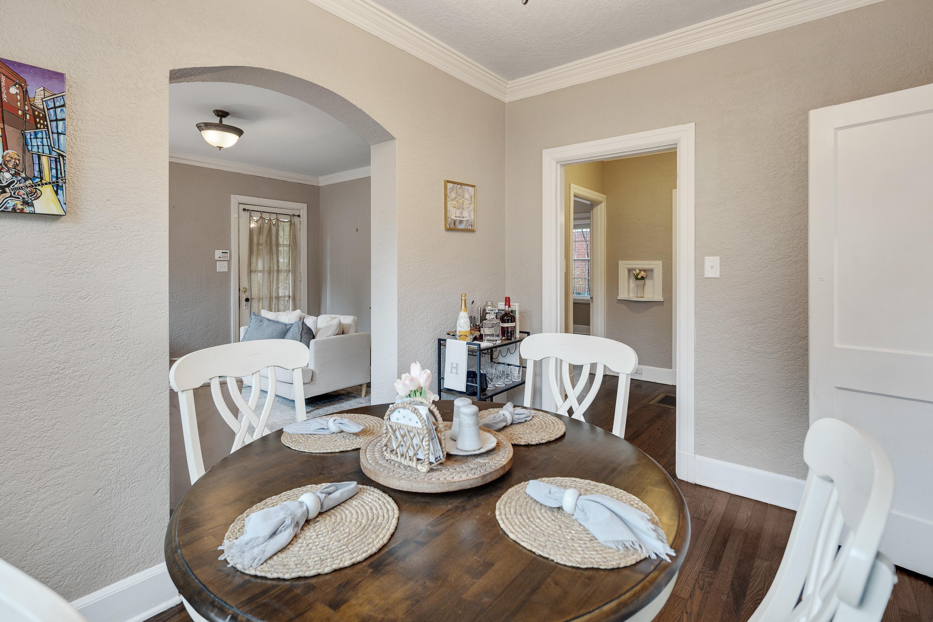 555 South Holmes Street Memphis, TN 38111 - Photo 9 of 40 a view of a dining room with furniture
