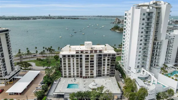 $999,000 | 707 South Gulfstream Avenue, Unit 802, Sarasota, FL 34236