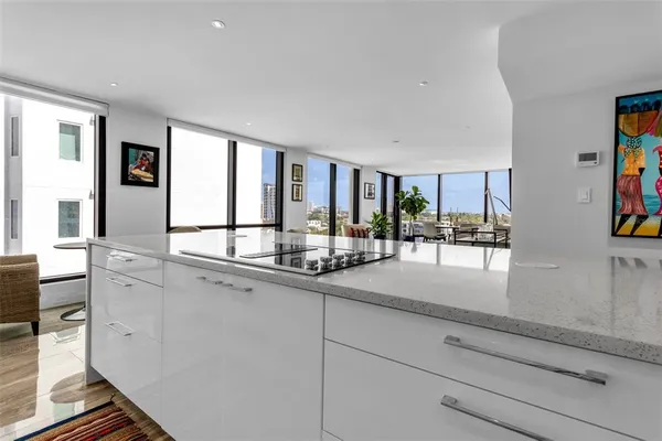 $999,000 | 707 South Gulfstream Avenue, Unit 802, Sarasota, FL 34236