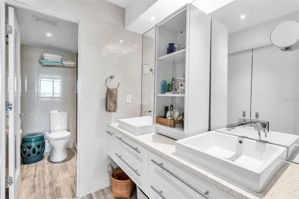 $999,000 | 707 South Gulfstream Avenue, Unit 802, Sarasota, FL 34236
