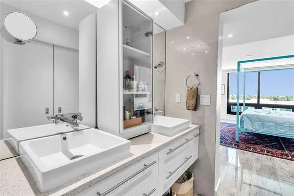 $999,000 | 707 South Gulfstream Avenue, Unit 802, Sarasota, FL 34236