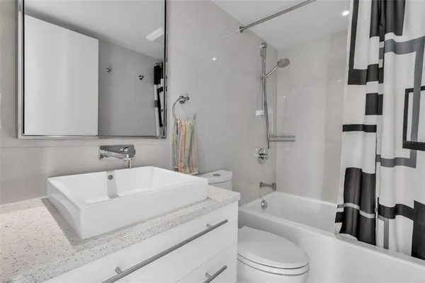 $999,000 | 707 South Gulfstream Avenue, Unit 802, Sarasota, FL 34236
