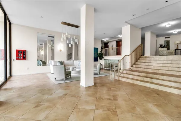 $999,000 | 707 South Gulfstream Avenue, Unit 802, Sarasota, FL 34236