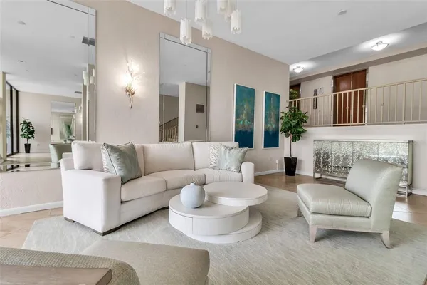 $999,000 | 707 South Gulfstream Avenue, Unit 802, Sarasota, FL 34236