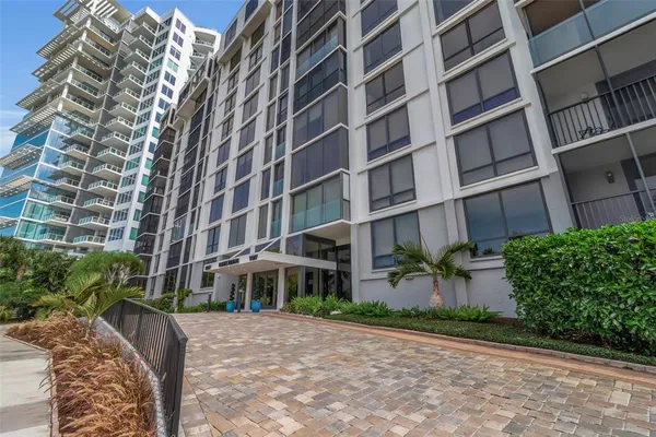 $999,000 | 707 South Gulfstream Avenue, Unit 802, Sarasota, FL 34236