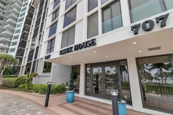 $999,000 | 707 South Gulfstream Avenue, Unit 802, Sarasota, FL 34236