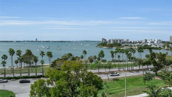 $999,000 | 707 South Gulfstream Avenue, Unit 802, Sarasota, FL 34236