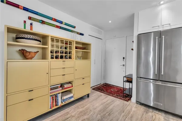 $999,000 | 707 South Gulfstream Avenue, Unit 802, Sarasota, FL 34236