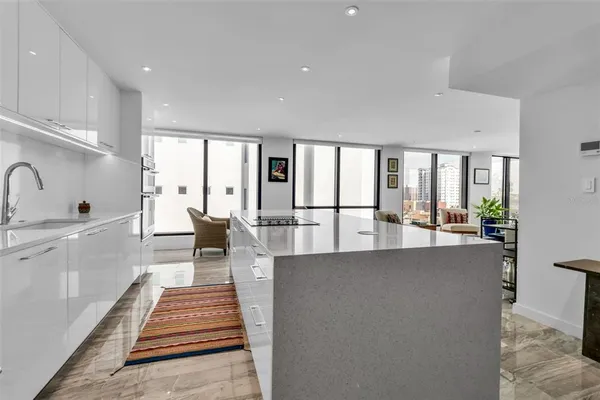 $999,000 | 707 South Gulfstream Avenue, Unit 802, Sarasota, FL 34236