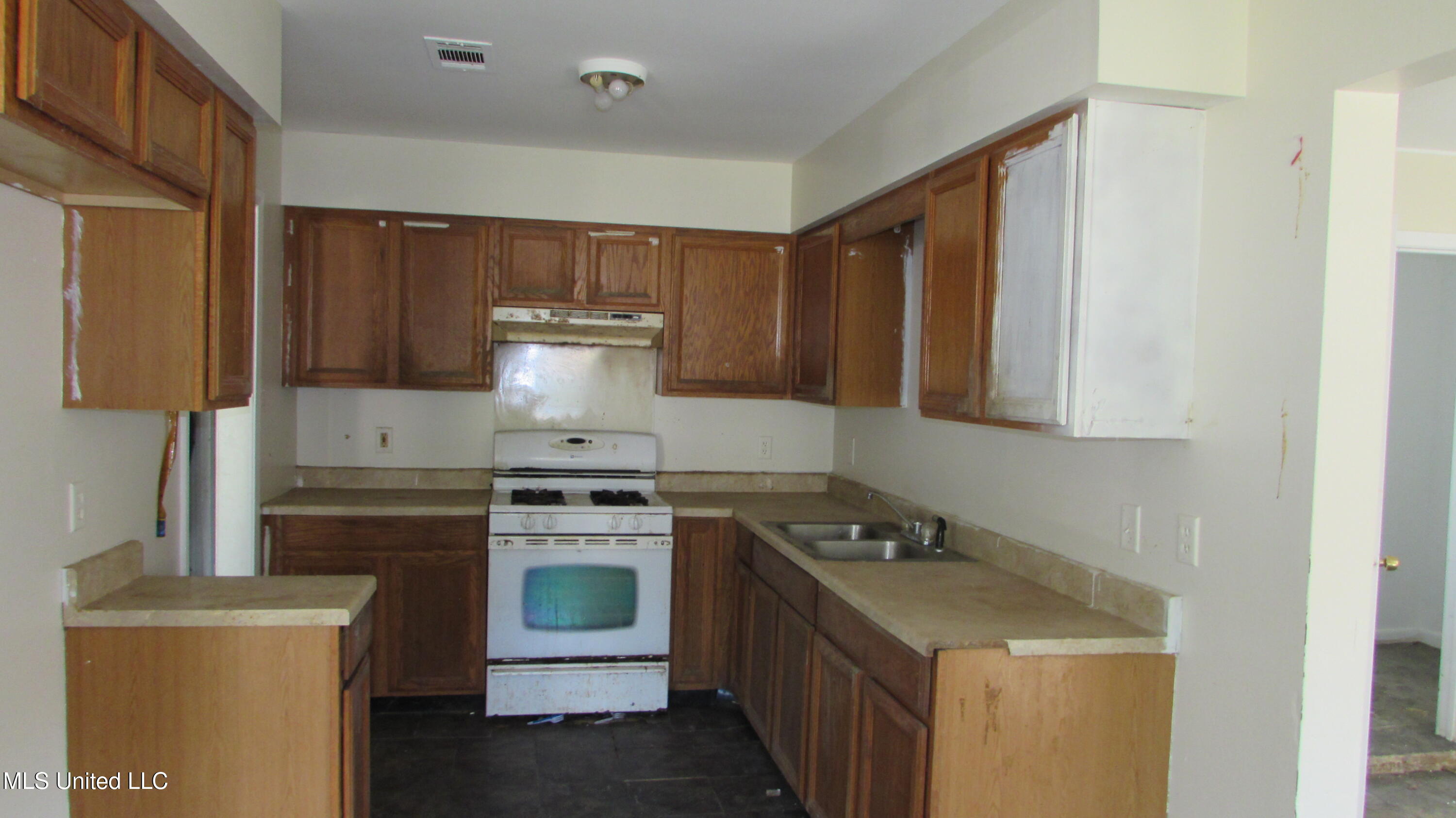 120 Carson Drive Gulfport, MS 39503 - Photo 4 of 12 IMG_1002