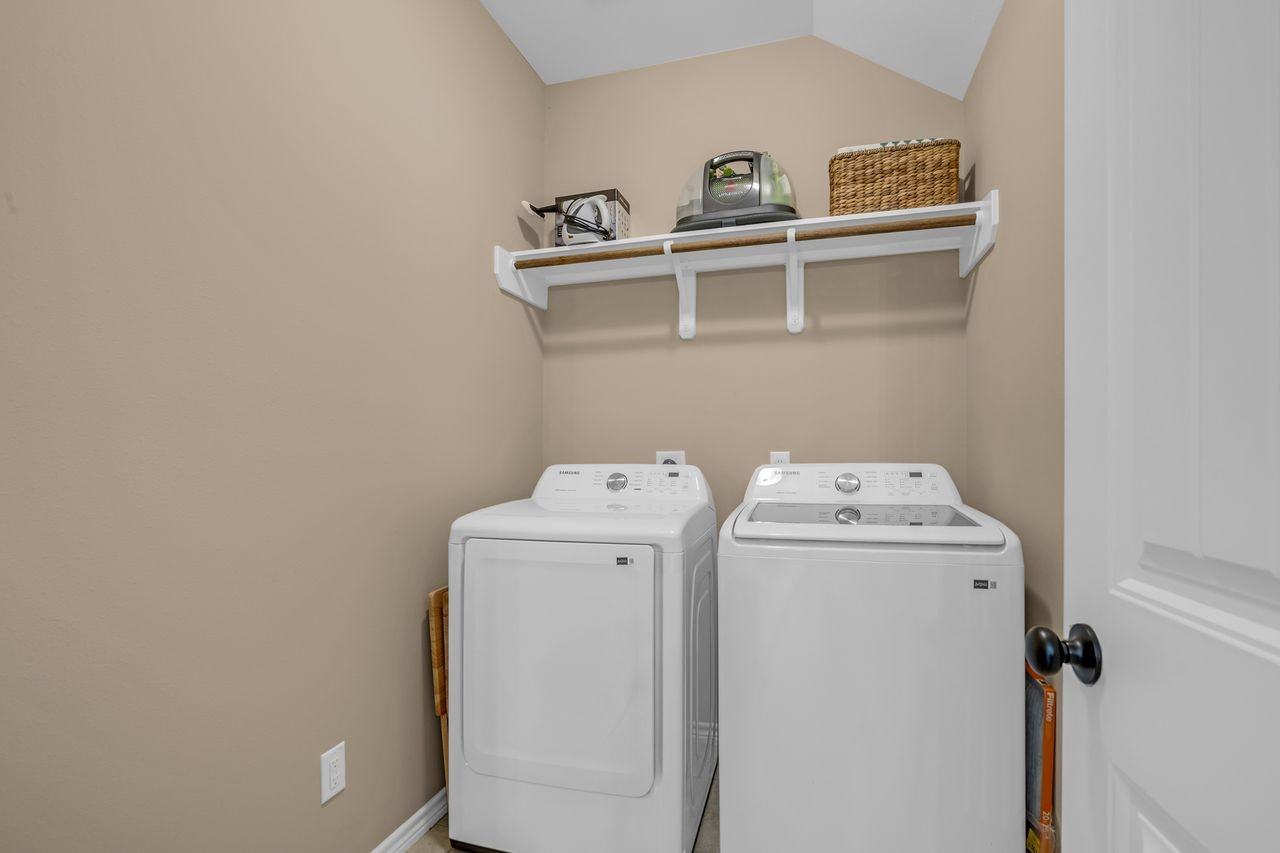 4 Firewood Road Huntsville, TX 77340 - Photo 30 of 36 Laundry Room with Washer and Dryer Included