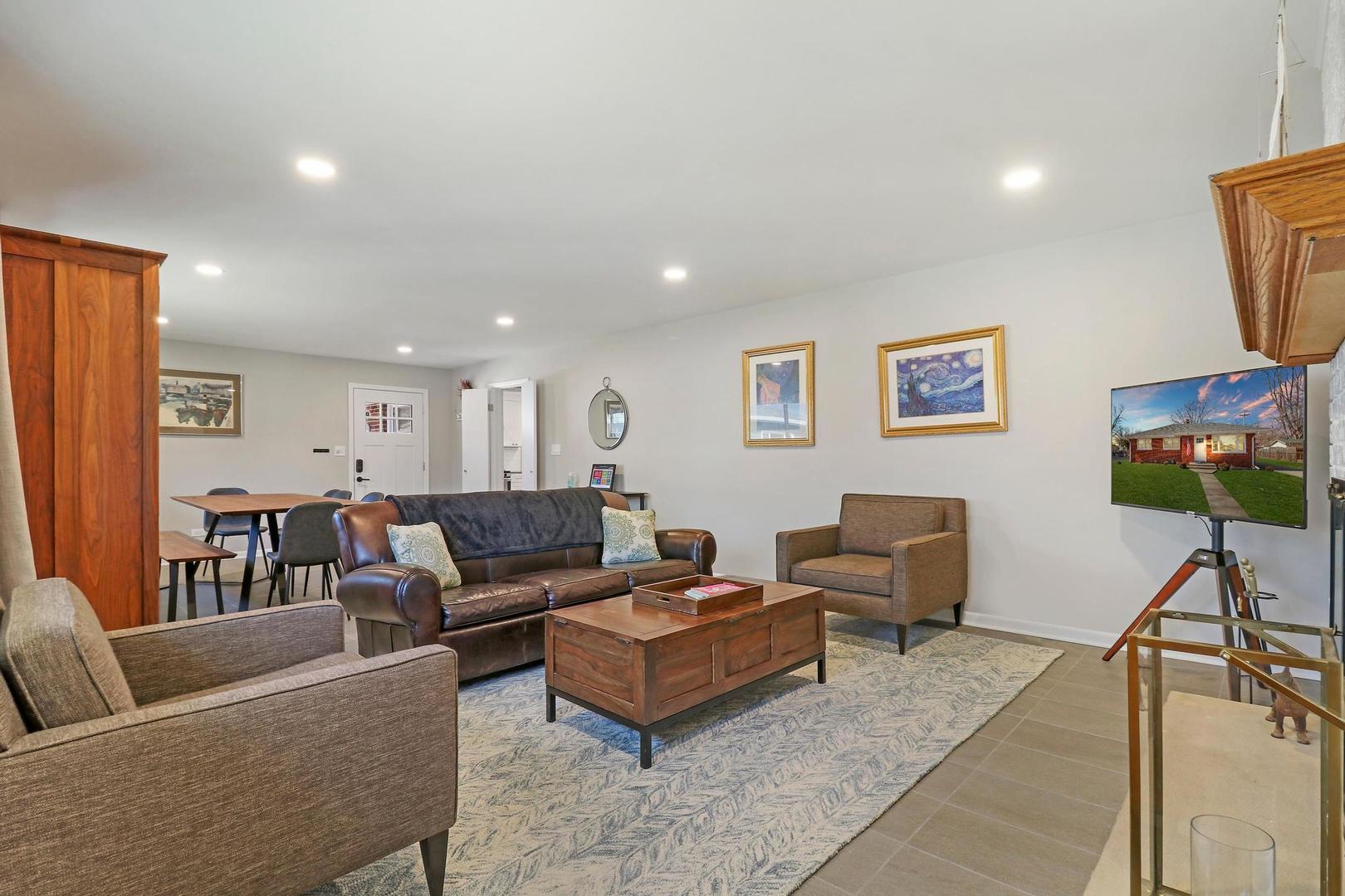 2532 North Jackson Street Waukegan, IL 60087 - Photo 5 of 29 a living room with furniture and a flat screen tv