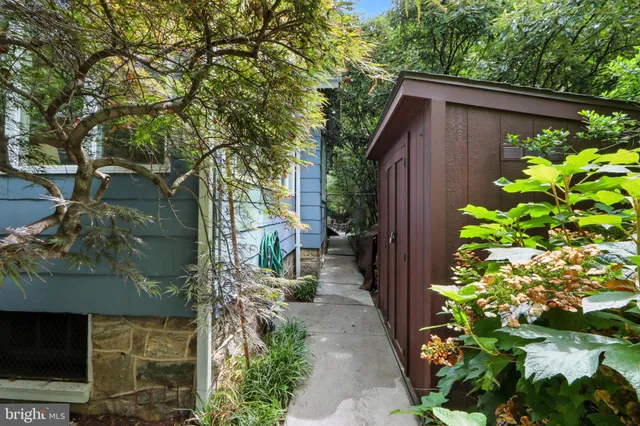 a view of backyard with sitting area and furniture