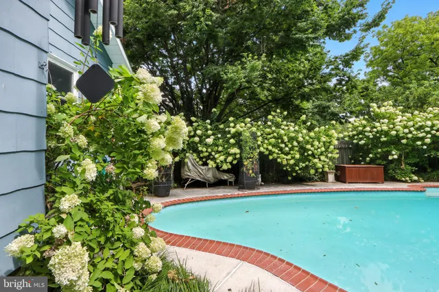 a picture of a bench in front of a wall